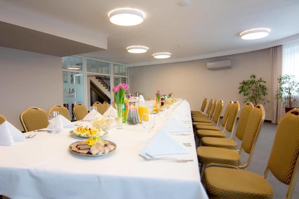 Centrum Konferencyjno-Apartamentowe Mrowka Warszawa Eksteriør billede