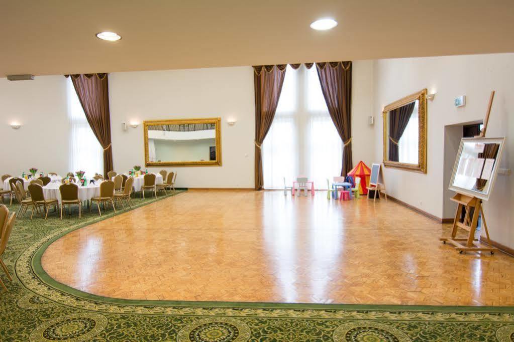 Centrum Konferencyjno-Apartamentowe Mrowka Warszawa Eksteriør billede